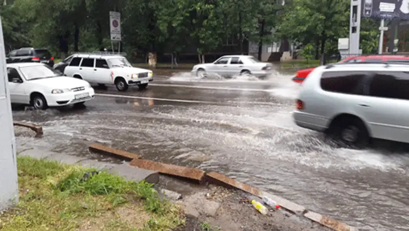 На Алматы обрушились ливневые дожди