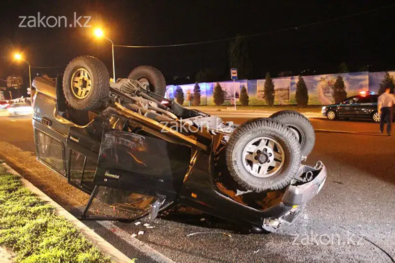 Тойота Прадо перевернулся на крышу в результате ДТП в Алматы (фото) Тойота Прадо перевернулся на крышу в результате ДТП в Алматы (фото), фото - Новости Zakon.kz от 09.07.2013 18:08