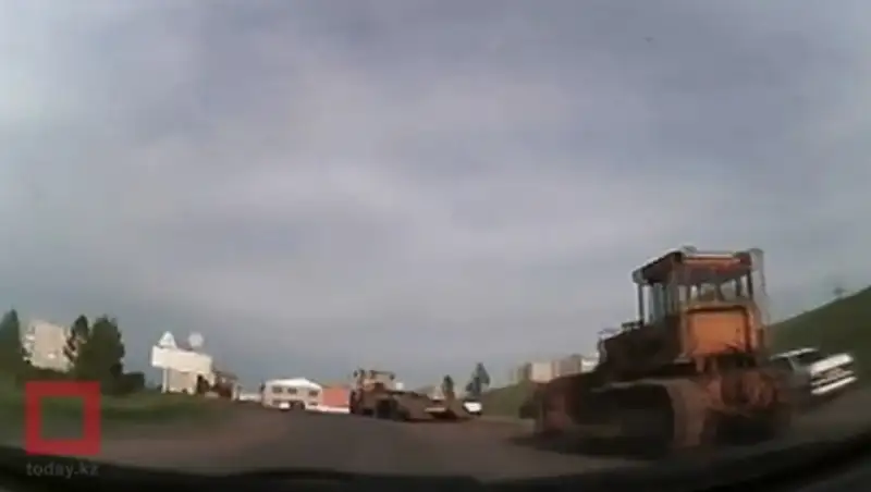 Бульдозер без водителя ездил по Петропавловску