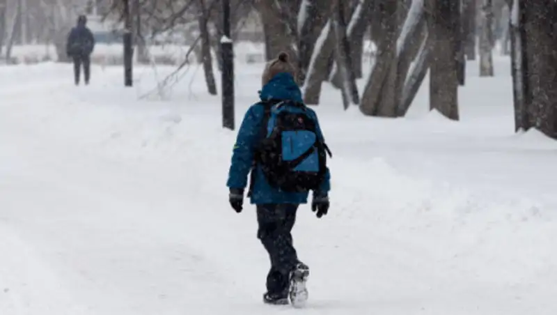 Без спортзала, столовой и туалетов учатся дети в Алматы