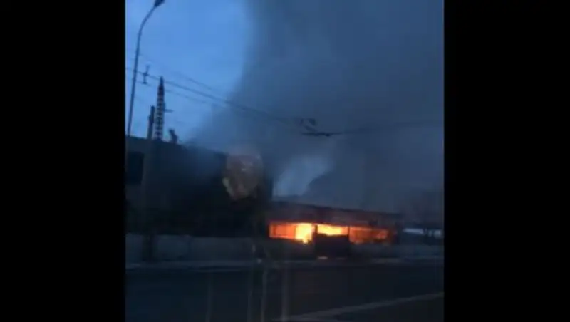 Следом за СТО в Алматы утром сгорела вулканизация 