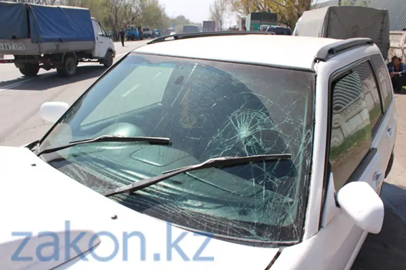 Сегодня в Алматы на Илийском шоссе две машины столкнулись «лоб в лоб» (фото) Сегодня в Алматы на Илийском шоссе две машины столкнулись «лоб в лоб» (фото), фото - Новости Zakon.kz от 11.04.2013 20:09