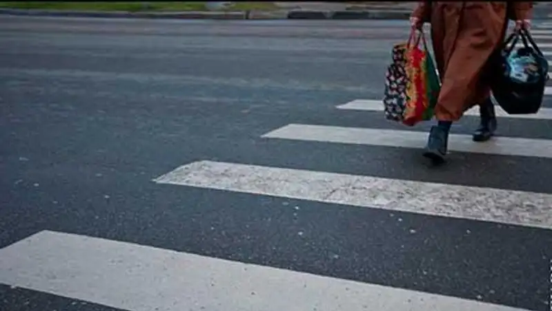 В Семее водитель сбил 79-летнюю женщину, врезался в Тойоту и скрылся с места происшествия, фото - Новости Zakon.kz от 19.11.2013 20:50