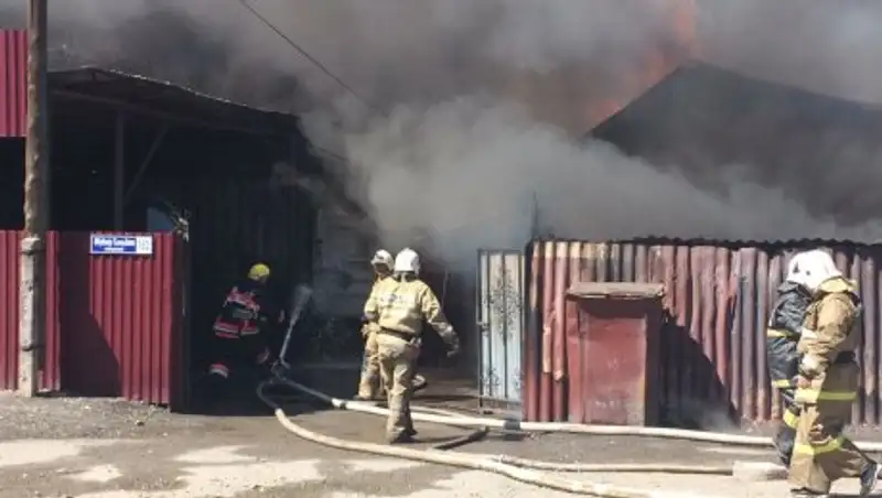 В Талдыкоргане ликвидирован пожар на складе шин