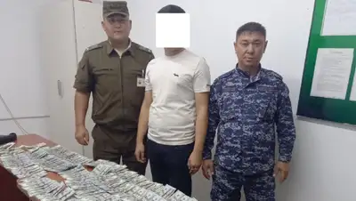 гражданин Узбекистана пытался вывезти из Казахстана 25 тысяч долларов, фото - Новости Zakon.kz от 06.09.2022 18:43