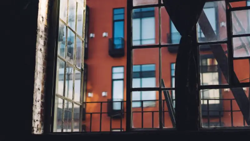 Спасатели Алматы сняли пятилетнего мальчика с балкона