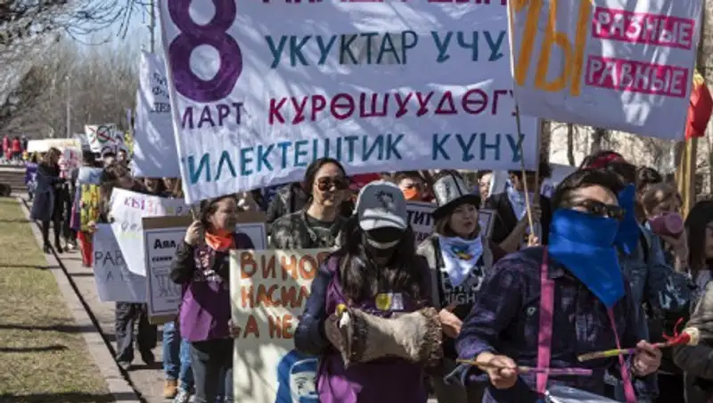 В Кыргызстане требуют отставки главы МВД из-за разгона марша за права женщин
