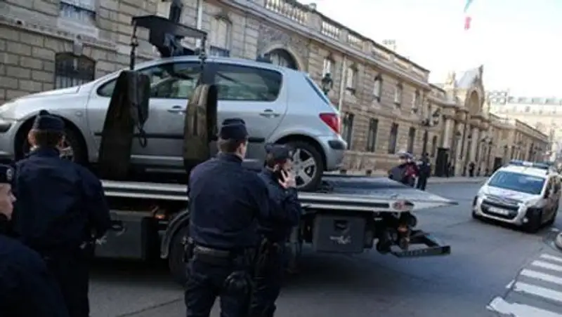 Директор итальянского театра протаранил ворота французского президента