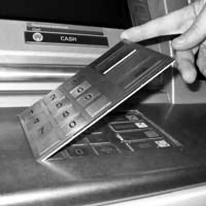 В южной столице задержаны иностранцы, воровавшие деньги алматинцев с помощью скиммера