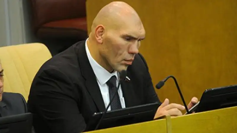 Валуев пообещал разобраться с забивавшими себе хоккеистами