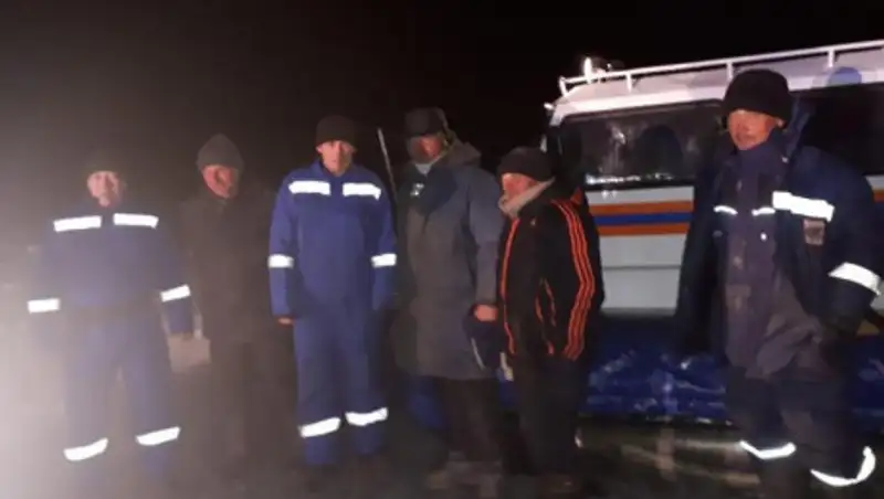 Четверых рыбаков сняли с льдины спасатели на озере Балхаш