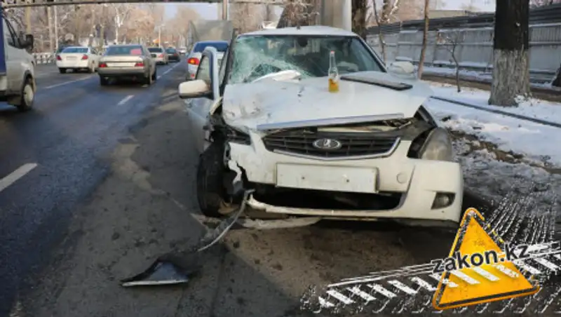 Мощное лобовое столкновение произошло на оживленной дороге в Алматы