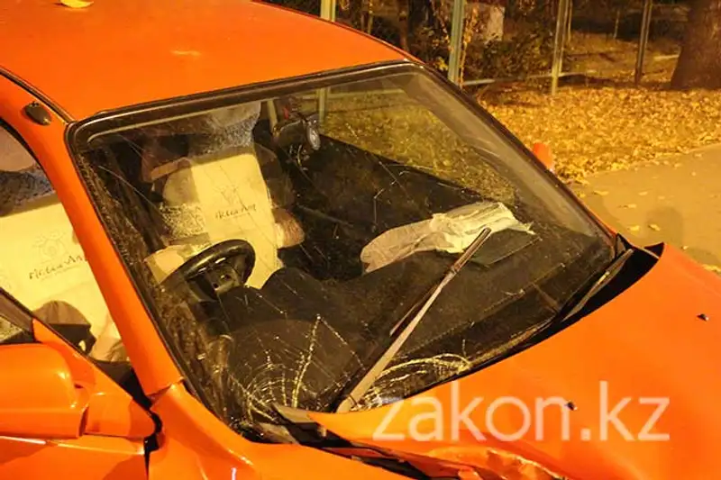 В Алматы в результате ДТП Хонда врезалась в дерево и «отскочила» в арык (фото), фото - Новости Zakon.kz от 06.11.2013 22:16