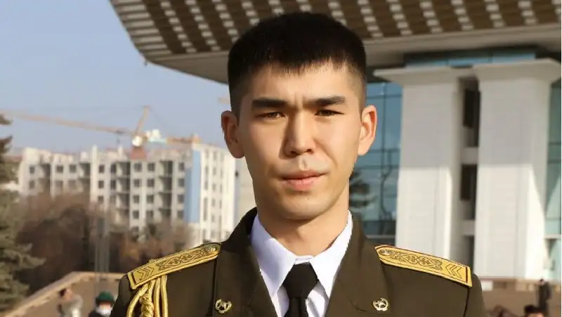 Токаев наградил алматинского пожарного, спасшего из огня мужчину