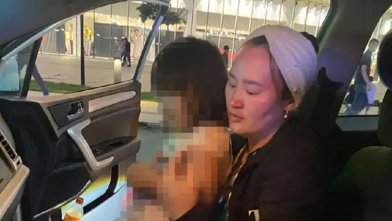 Гуляла одна: маленькую девочку нашли полицейские Шымкента