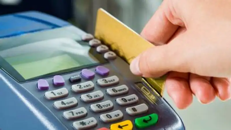 Всего 37 тенге из 100 обналичивают казахстанцы на платежных картах