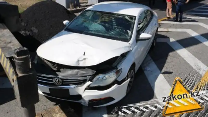 Пробка на Аль-Фараби в Алматы: Volkswagen врезался в кран