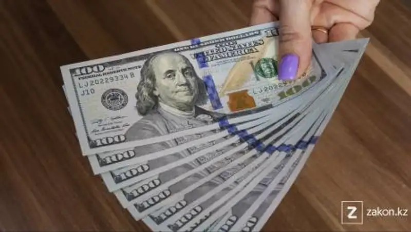 Курс доллара немного снизился на торгах