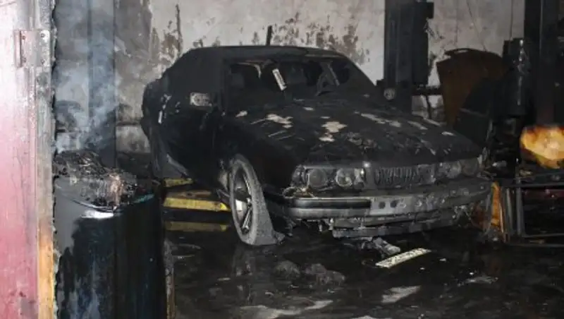 В Алматы горело СТО