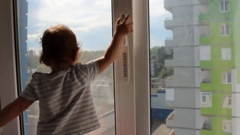 Годовалый малыш выпал из окна в Темиртау