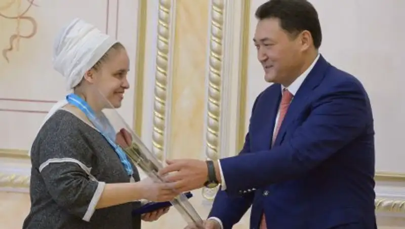 Многодетным матерям Павлодарской области вручили подвески «Алтын алқа» и «Күміс алқа»