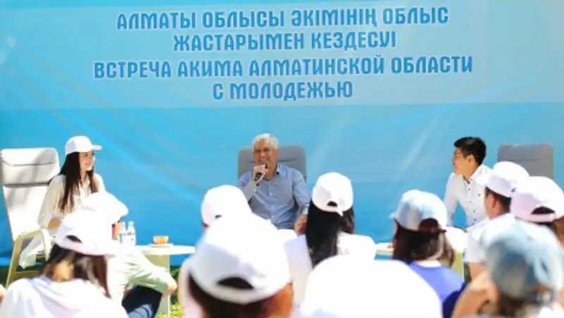 Аким Алматинской области наградил победителей инновационных проектов