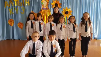Учитель с детьми, фото - Новости Zakon.kz от 30.05.2023 12:00