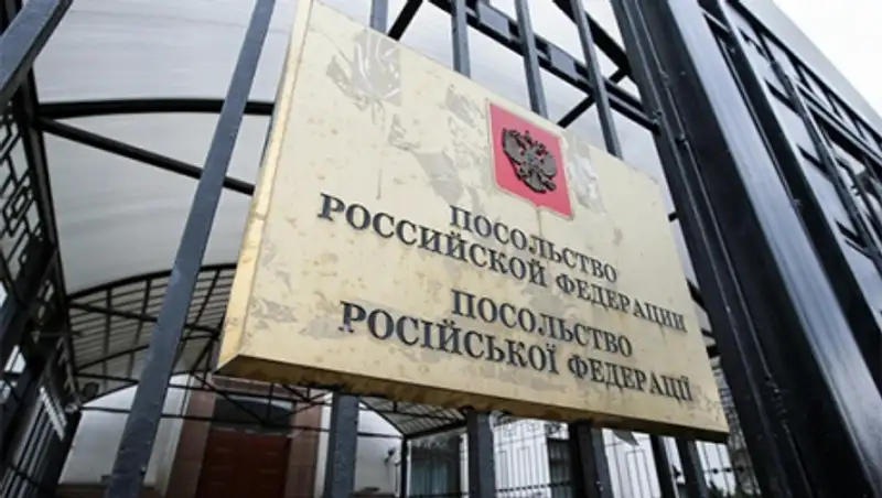 В Сети появилось видео нападения на российское посольство в Киеве