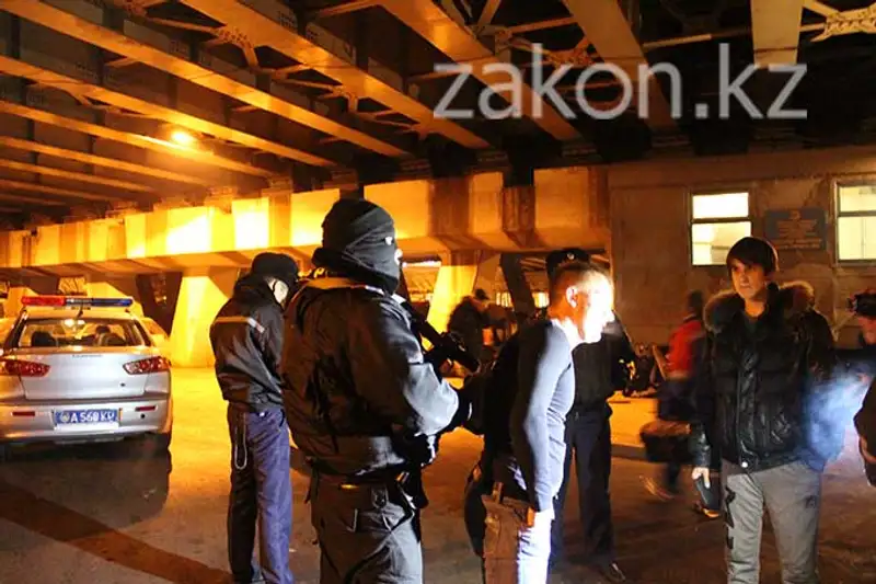 В Алматы группа подвыпивших молодых людей «атаковала» штрафстоянку (фото), фото - Новости Zakon.kz от 25.11.2013 17:35