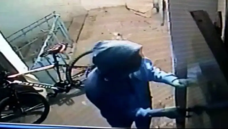 Велосипедный вор в Актау попал на видео