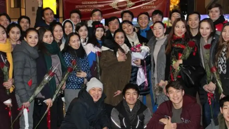 Поклонники встретили балетную труппу "Астана Опера" в аэропорту Астаны