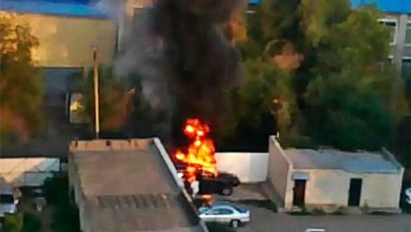 В центре Уральска сгорел внедорожник «Ниссан Патрол» 