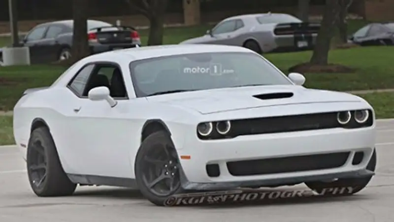 Dodge приступил к испытаниям дрэговой версии купе Challenger Hellcat