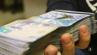 взял в долг, фото - Новости Zakon.kz от 11.02.2022 13:04