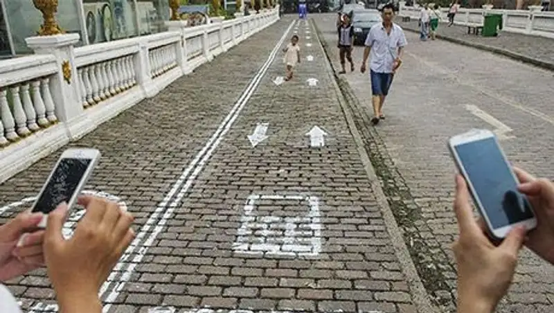 В Китае появилась дорожка для телефонных зомби