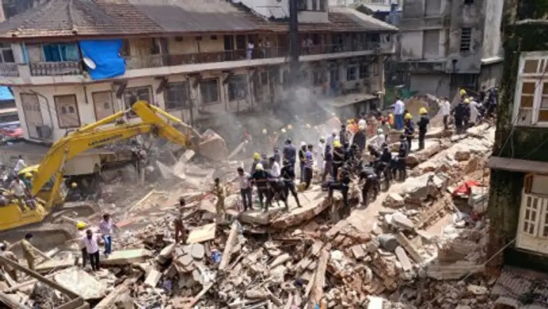 Число погибших при обрушении жилого дома в Мумбаи увеличилось до 15 человек