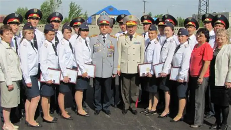 В ВКО молодым сотрудникам полиции вручили первые офицерские погоны