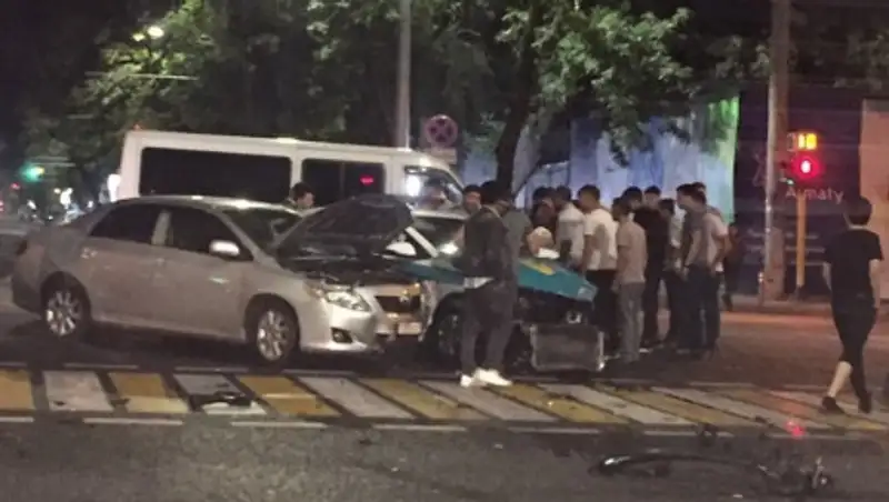 Никогда не имевший прав водитель столкнулся с полицейским авто в Алматы