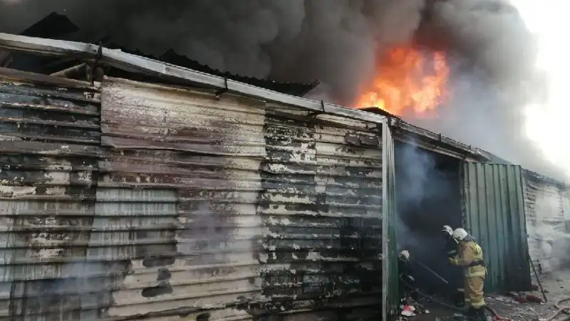 Крупный пожар на барахолке Алматы сняли на видео