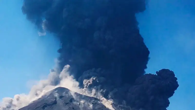 Извержение вулкана в Италии сняли на видео