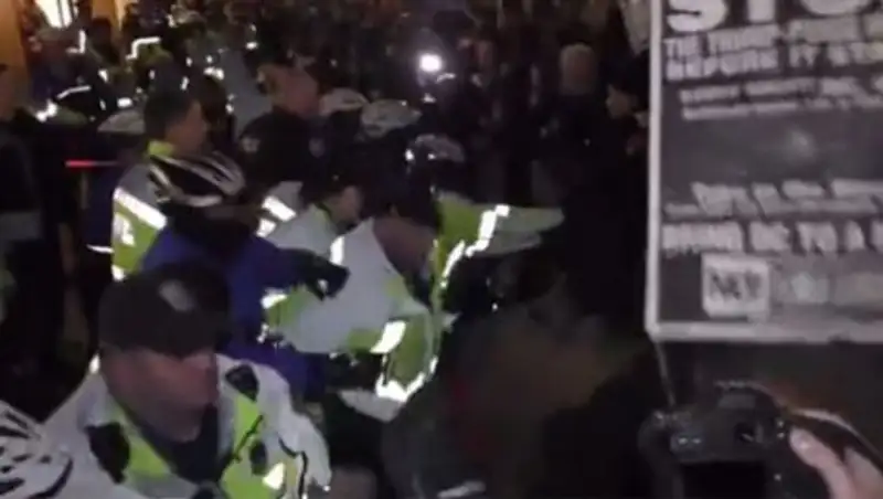 Полиция Вашингтона разняла сторонников и противников Трампа при помощи газа