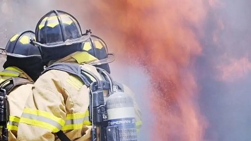 На севере ОАЭ загорелся небоскреб