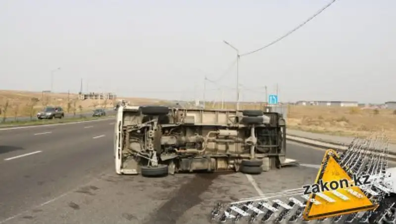 В Алматы грузовик от удара опрокинулся на бок