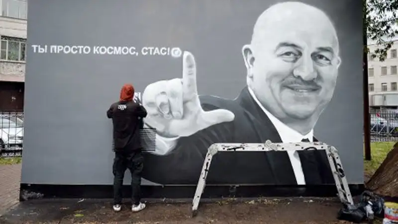 Фанаты "Зенита" избили защитниц граффити с Черчесовым