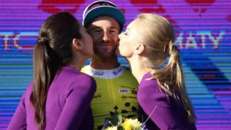 Гонщики "Астаны" выиграли велогонку "Тур Алматы-2018"