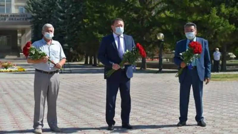 Аким СКО возложил цветы памятнику Абая