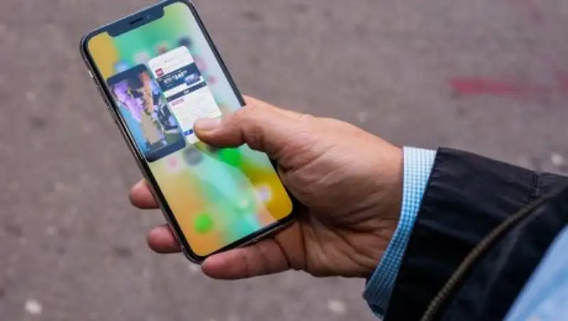 "Монобровь" iPhone X убрали с помощью заставки