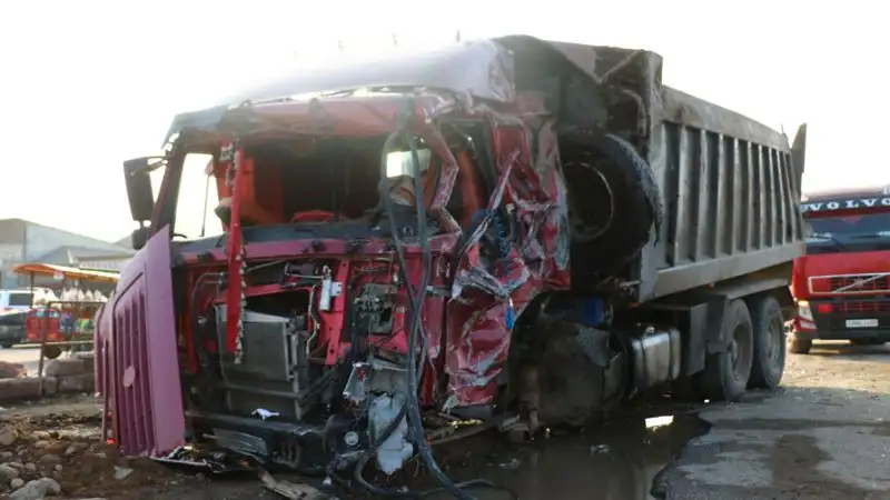 Крупное ДТП с участием двух грузовиков произошло на трассе Алматы – Бишкек, фото - Новости Zakon.kz от 14.03.2023 18:04