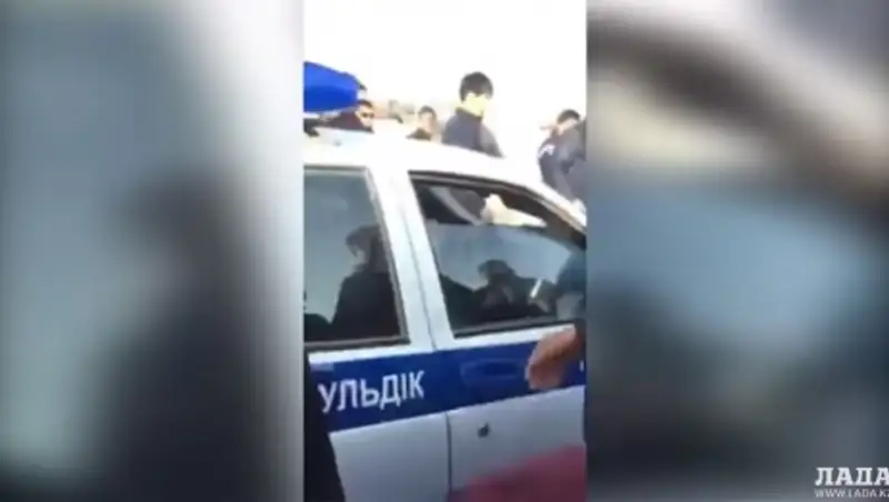 Видео конфликта между полицейскими и жителями Актау появилось в сети