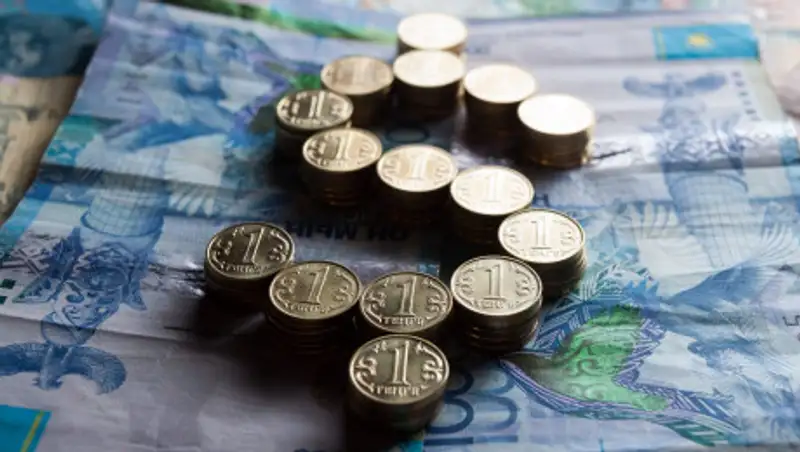 Насколько ослаб тенге по сравнению с прошлым годом